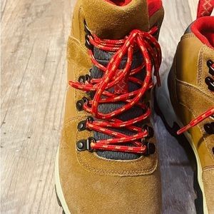 I’m selling my shoes and delivery is with no cost.